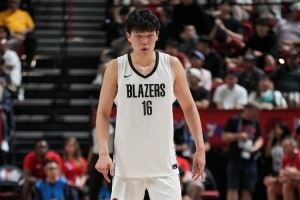 杨瀚森轰进2记三分🎯开拓者队记大秀中文：他正在升温！🤣